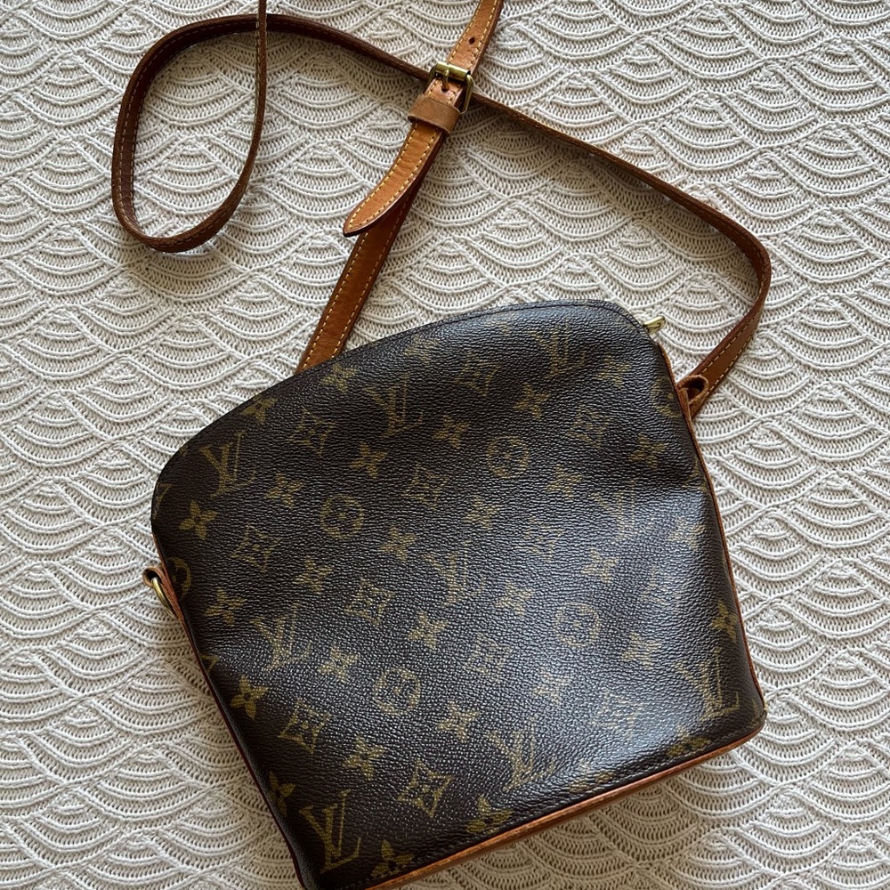 Louis Vuitton Vintage Purse • Clam Shape 💫✨